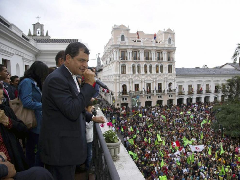Correa se dirige a sus seguidores tras la victoria electoral