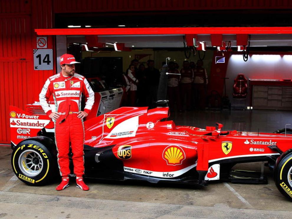 Fernando Alonso posa con su Ferrari