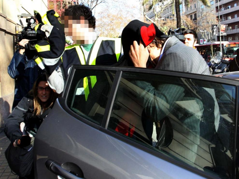 Uno de los detenidos llega a la sede de Método 3, donde tiene lugar el registro