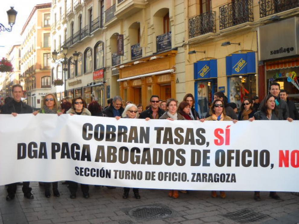 Una veintena de abogados de oficio se unen a la concentración