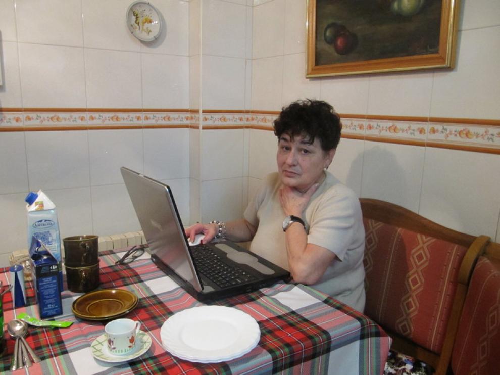 Pilar, en su piso de Zaragoza