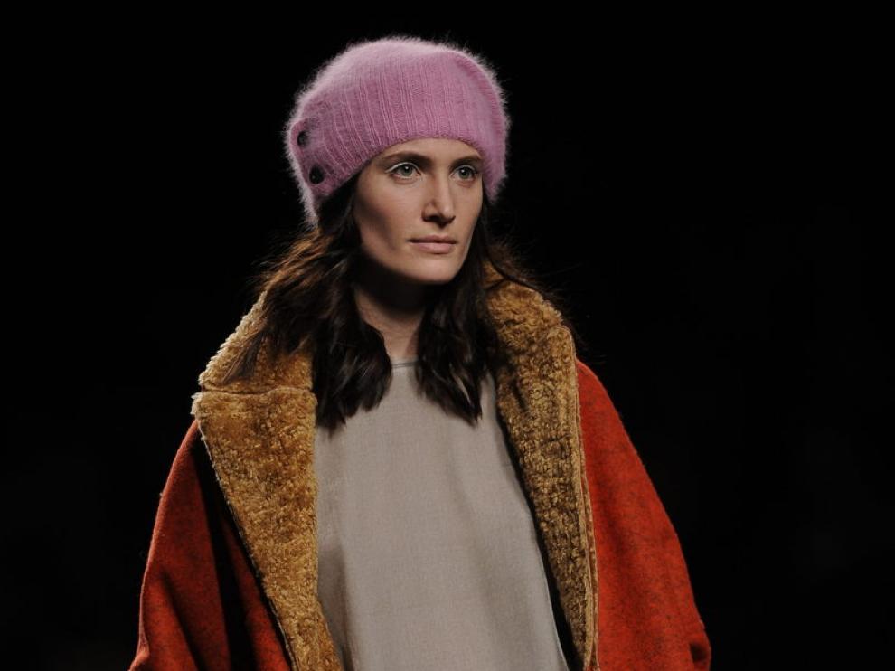 La colección de TCN mezcla tejidos como la felpa con sedas y cashmere.