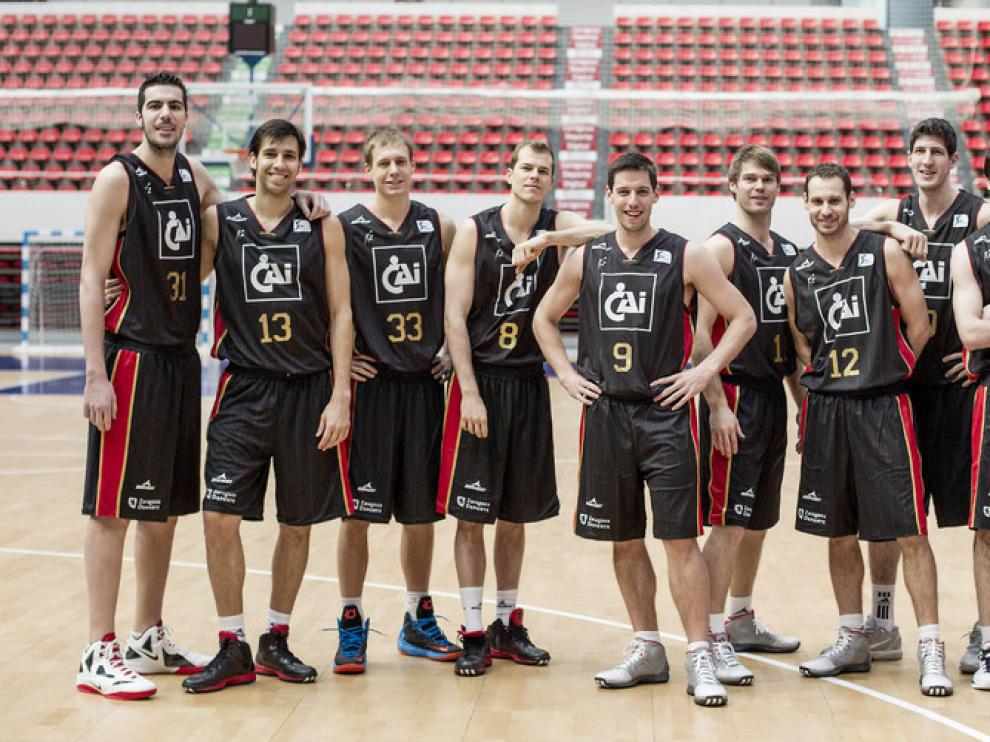 Los jugadores del CAI, de negro