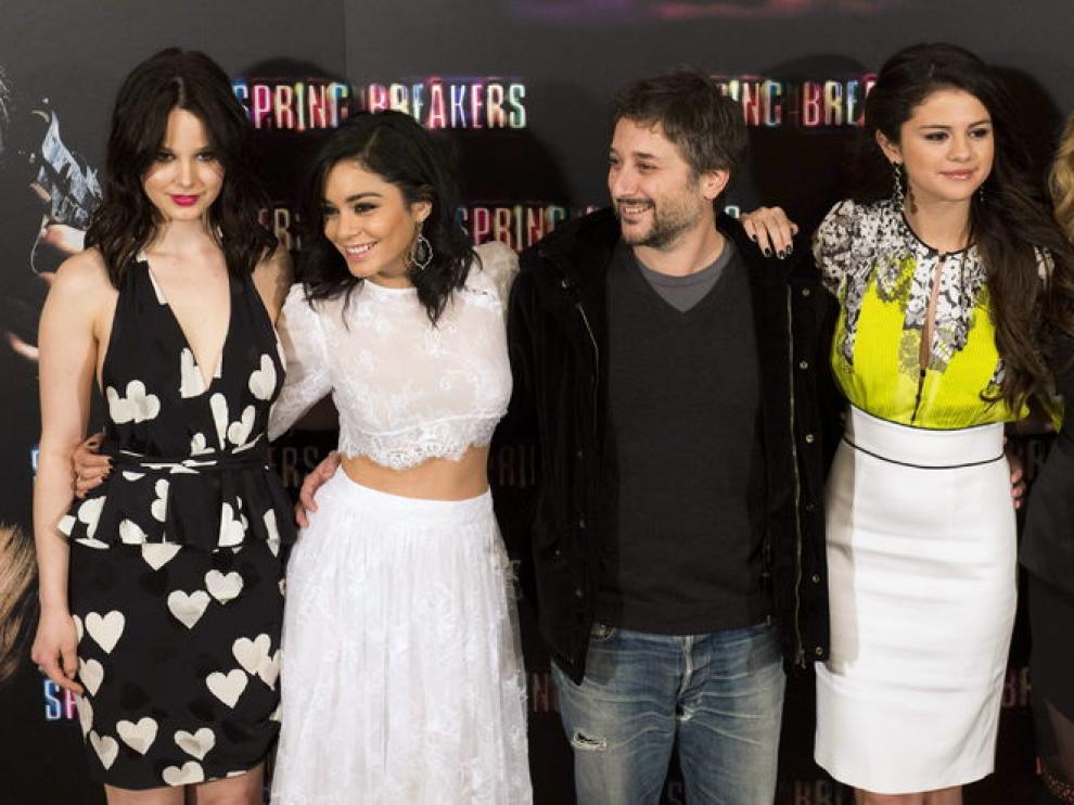 El director Harmony Korine junto a las actrices protagonistas.