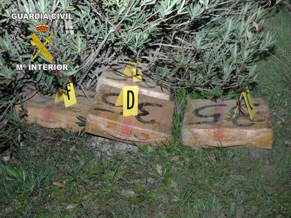 Intentó esconcer los fardos de hachís en unos matorrales
