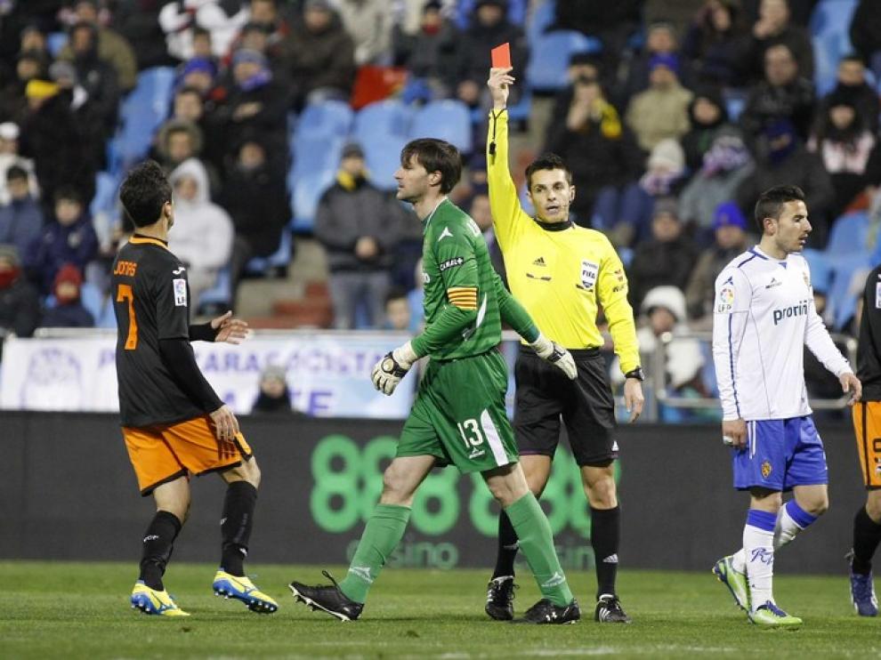 Del Cerro Grande muestra la tarjeta roja al portero del R.Zaragoza Leo Franco