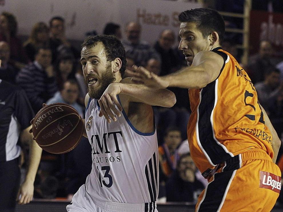 El base del Real Madrid Sergio Rodríguez controla el balón ante el base del Mad-Croc Fuenlabrada