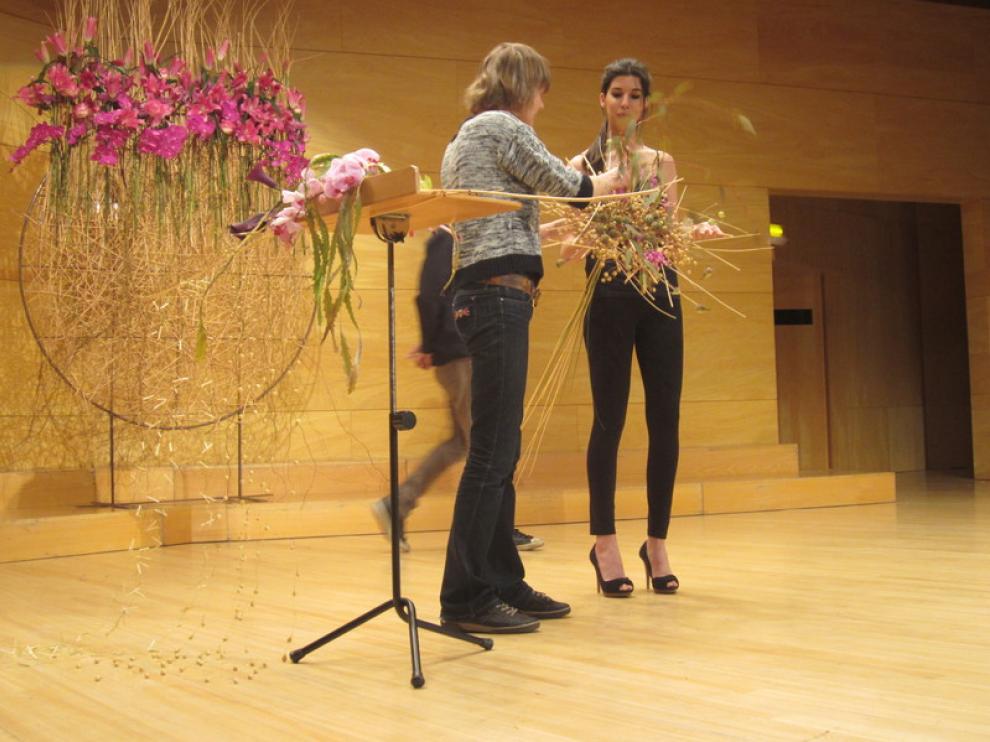 Alisa Amber (i), campeona de la Copa de Europa Rainbow de arte floral, este domingo