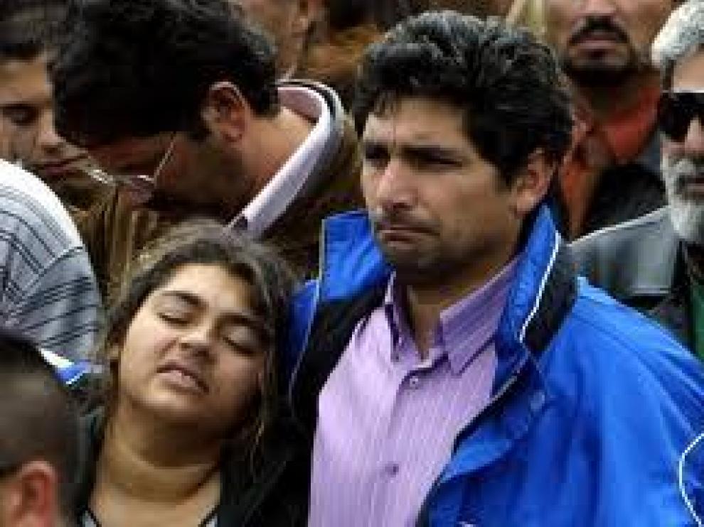 Los padres de la niña en una concentración