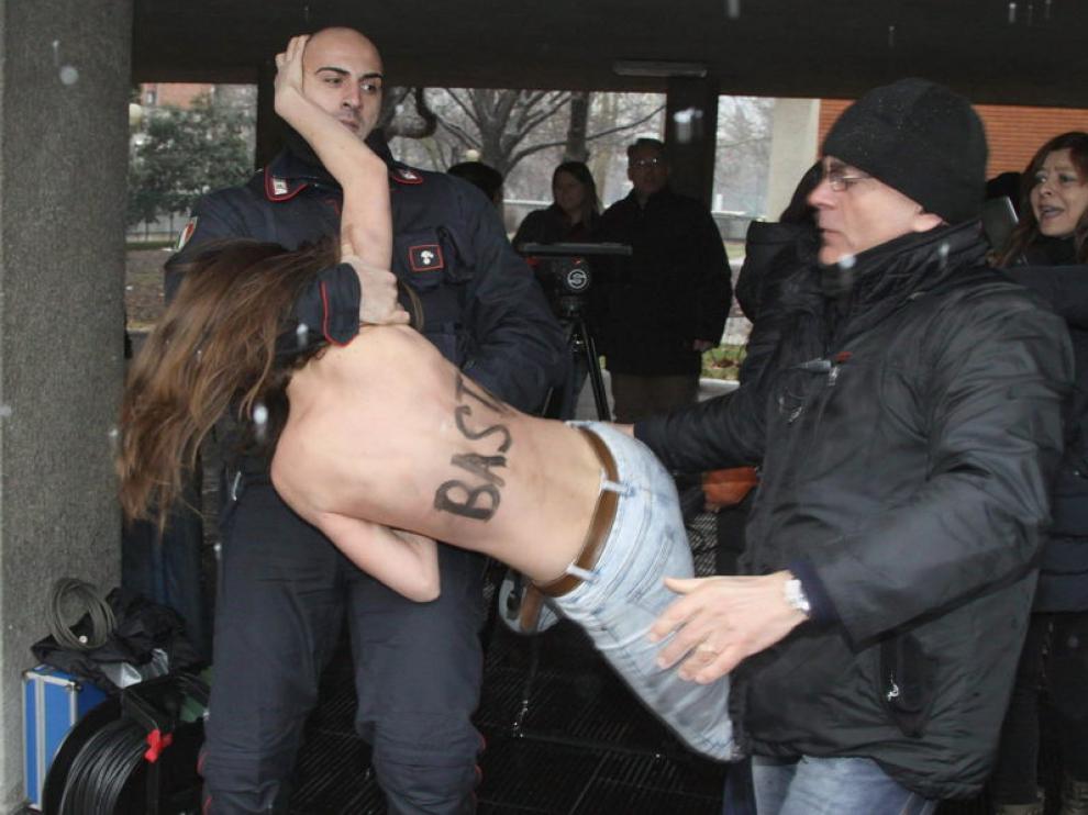 Una de las jovenes detenida por interrumpir a Berlusconi cuando acudía a votar