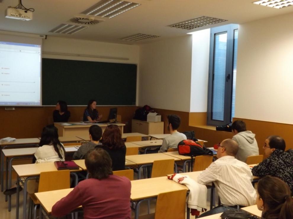 En la imagen, las dos voluntarias europeas, Perrine y Dragana, en un momento del curso