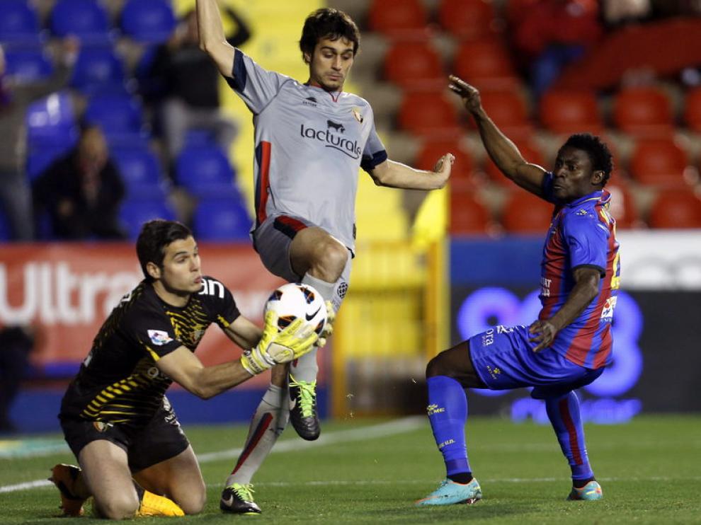 Fernández atrapa el balón ante el delantero nigeriano del Levante