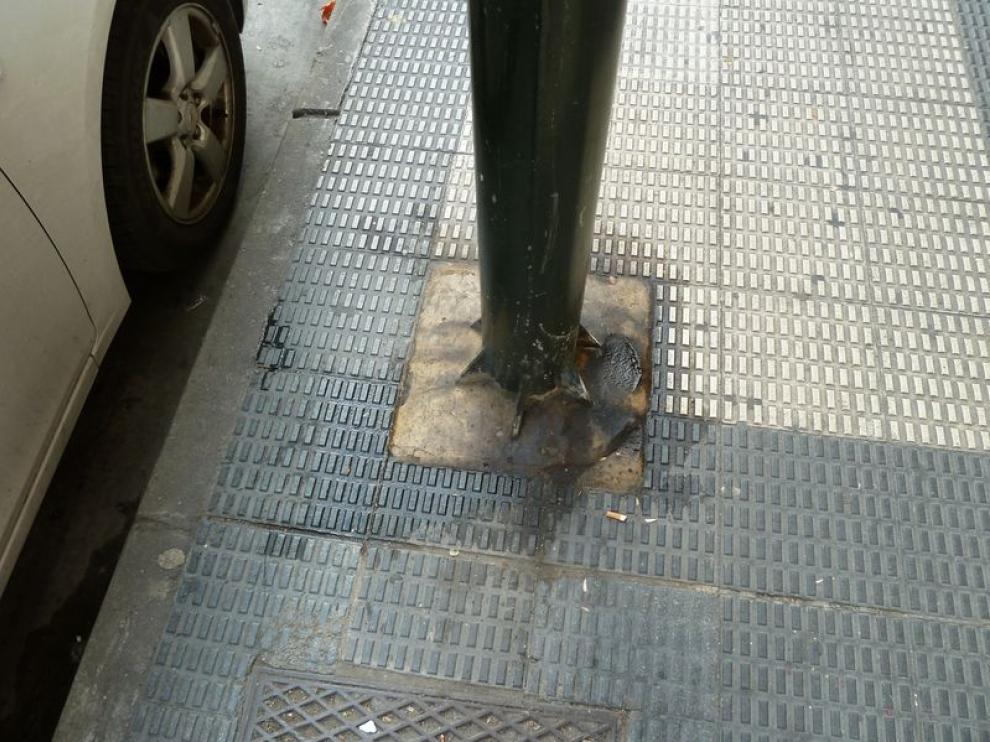 La orina de los perros es una de las causas que produce corrosión en las farolas