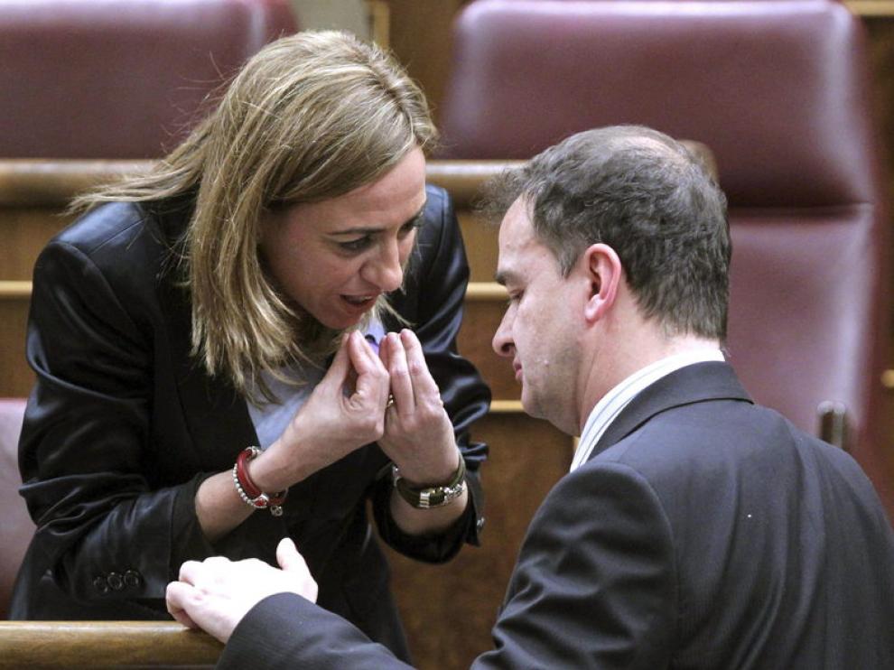 Chacón conversa con el portavoz de ERC en el Congreso, Alfred Bosch
