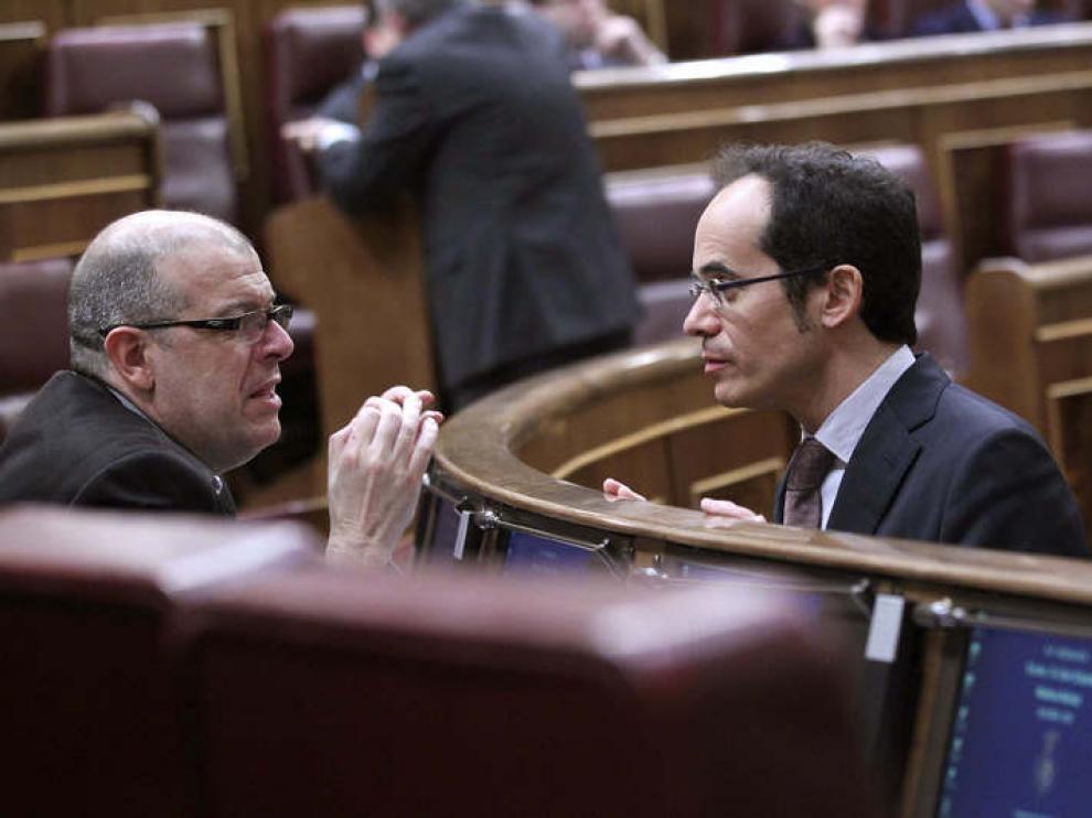 El diputado del PSC Francesc Vallès habla con su compañero José Zaragoza.