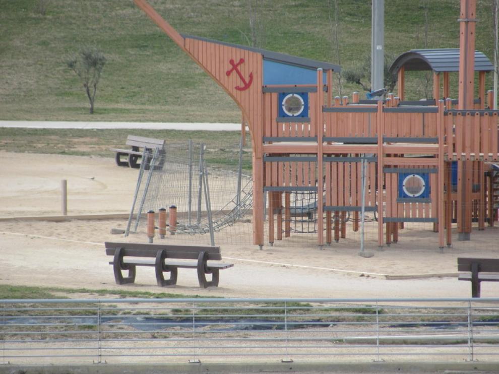Estado del barco pirata del parque Los Lagos de Penélope, en Valdespartera