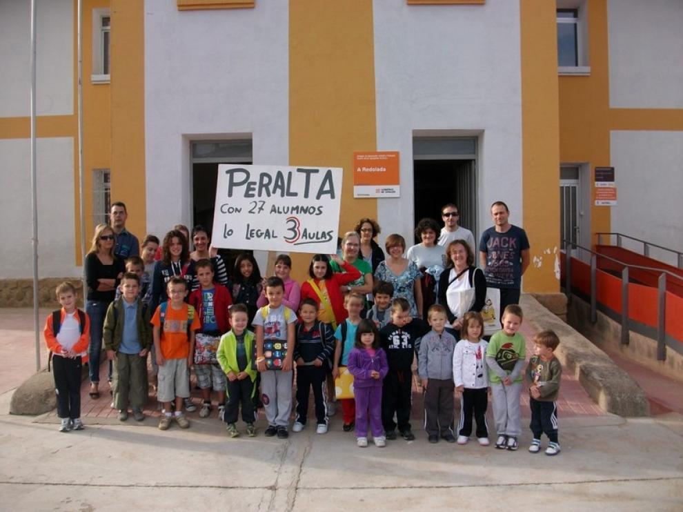 Concentración frente al colegio de Peralta de Alcofea del CRA de A Redolada.