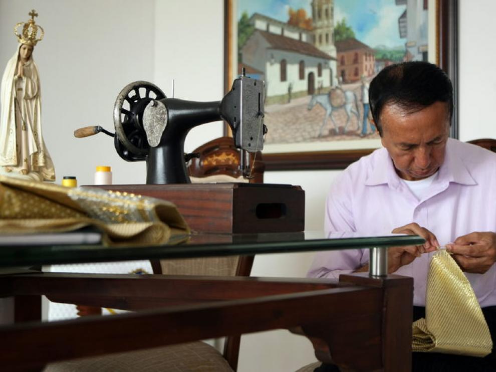 El sastre colombiano Luis Abel Delgado