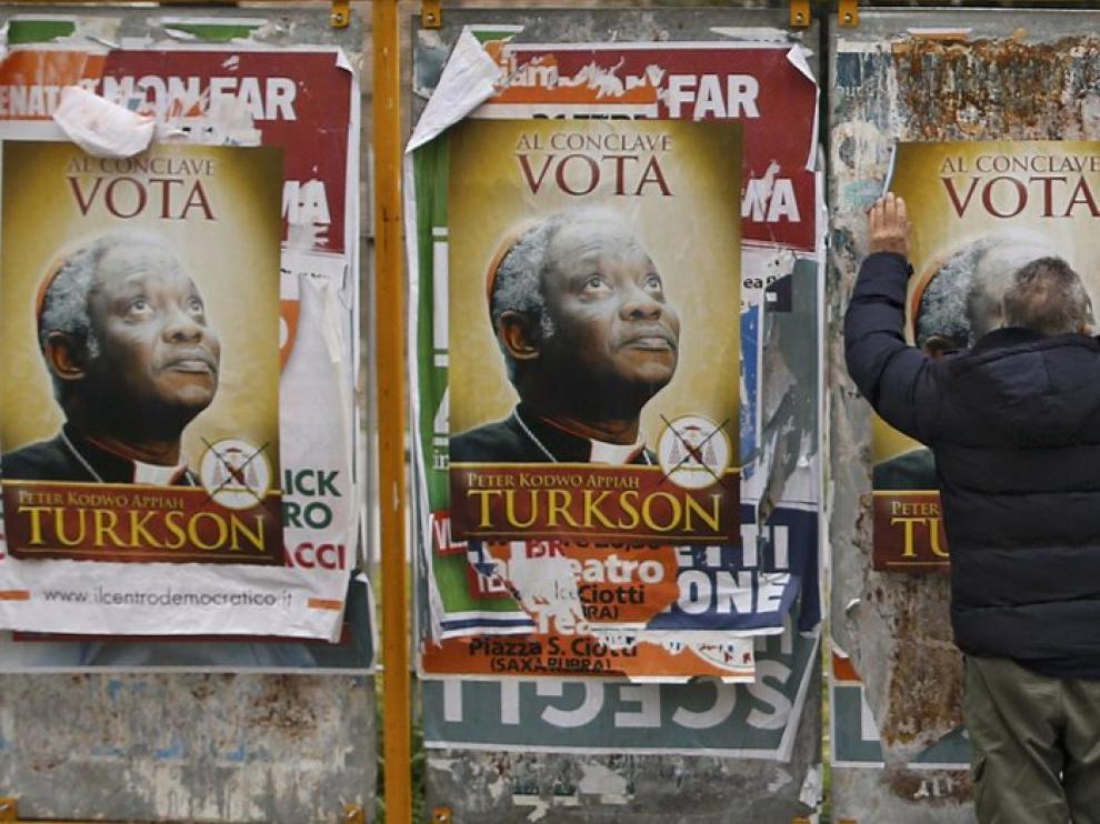 Carteles con la cara de Peter Turkson