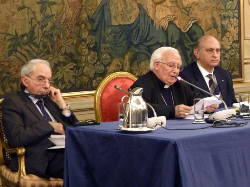 El cardenal español Antonio Cañizares (c), acompañado por el ministro español del Interior