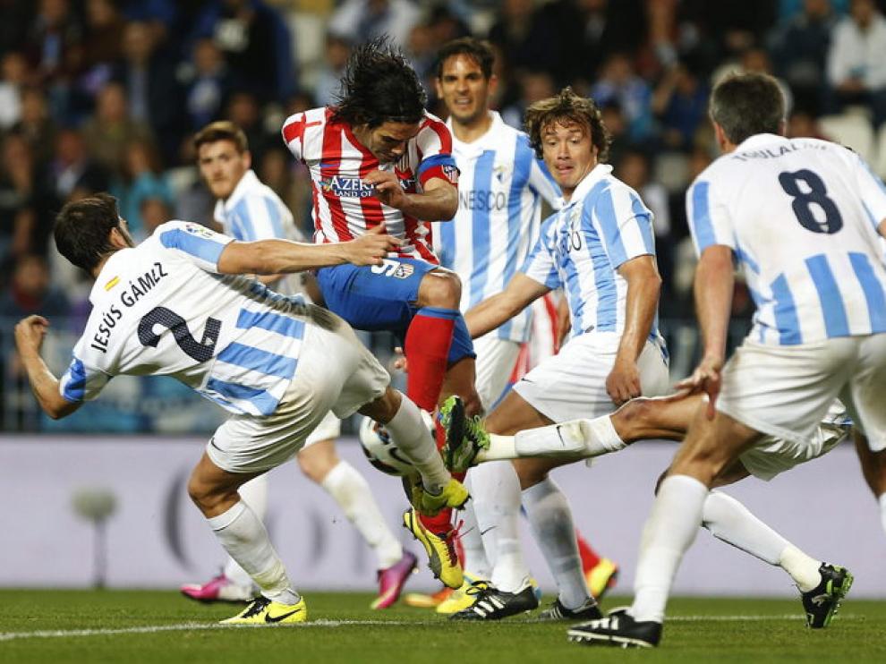 Falcao, rodeado de jugadores del Málaga