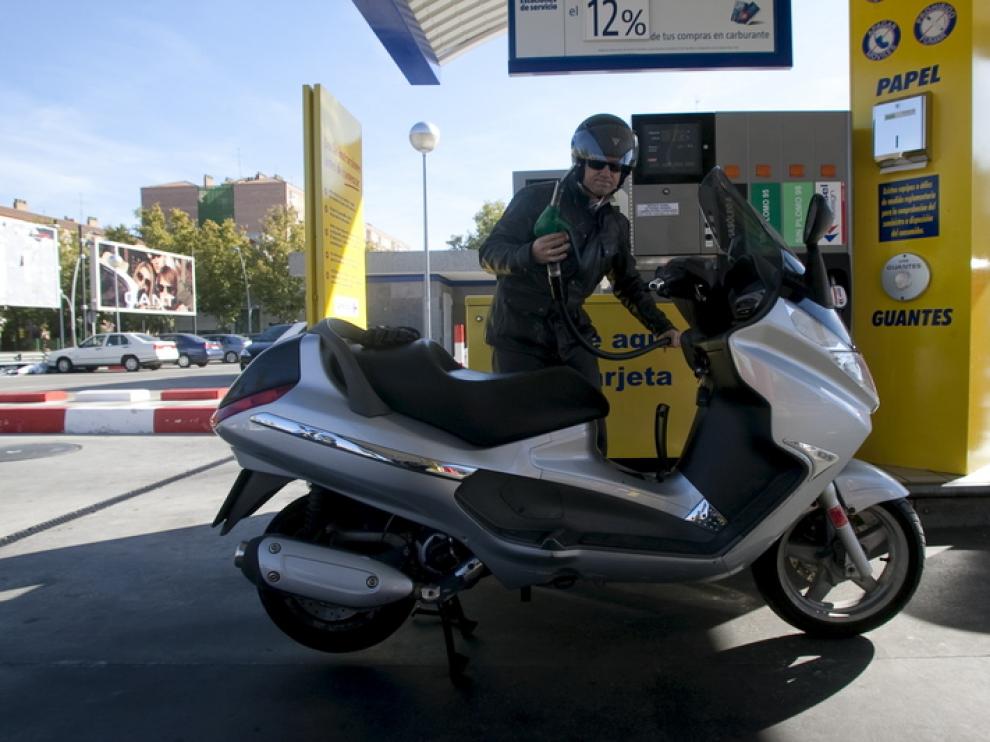 Un cliente reposta en una gasolinera de Zaragoza