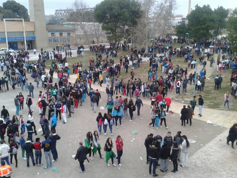 El botellón se asienta a ambos lados del puente de Santiago