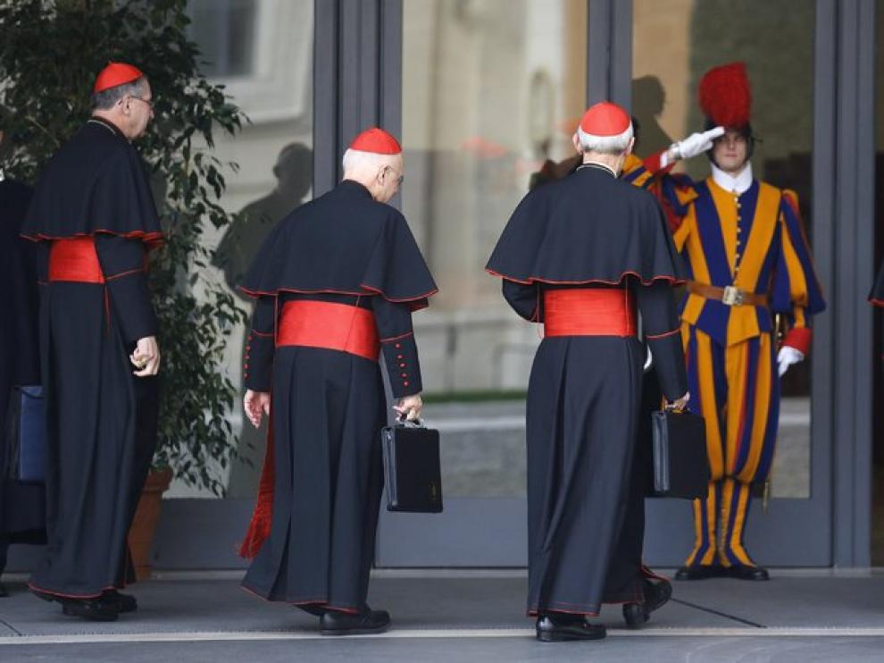 Los cardenales entran a una reunión en el Vaticano