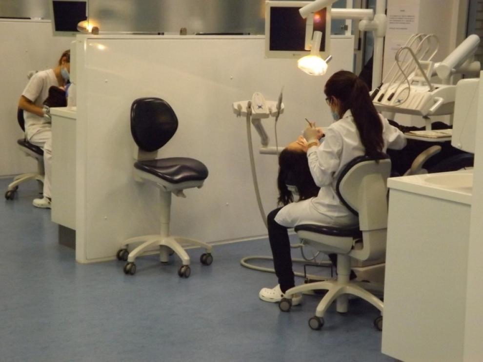 Una estudiante realiza sus prácticas de odontología