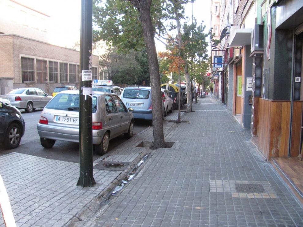 Calle Pedro Cerbuna, con bordillos sin rebajar