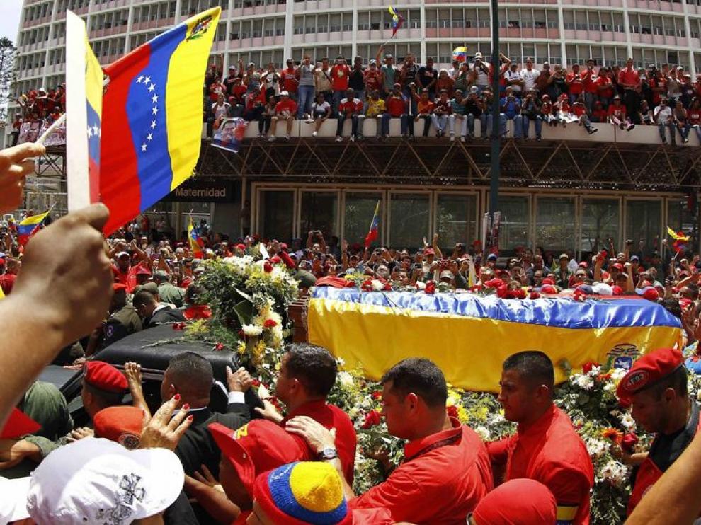 Miles de personas acompañan el cortejo de Chávez