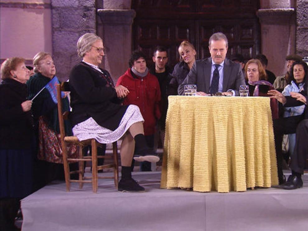 Campo Vidal tendrá que moderar el debate entre la Vieja'l visillo y el concejal Roñeras.