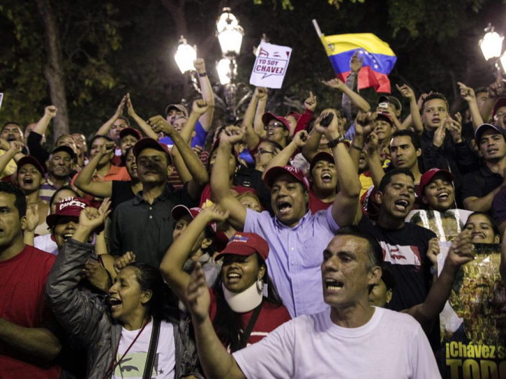 Seguidores de Chávez se reúnen en la plaza Bolívar de Caracas