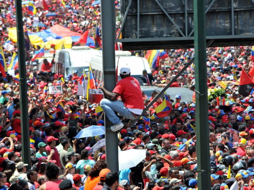 Cientos de miles de personas acompañaron a Chávez en su último paseo