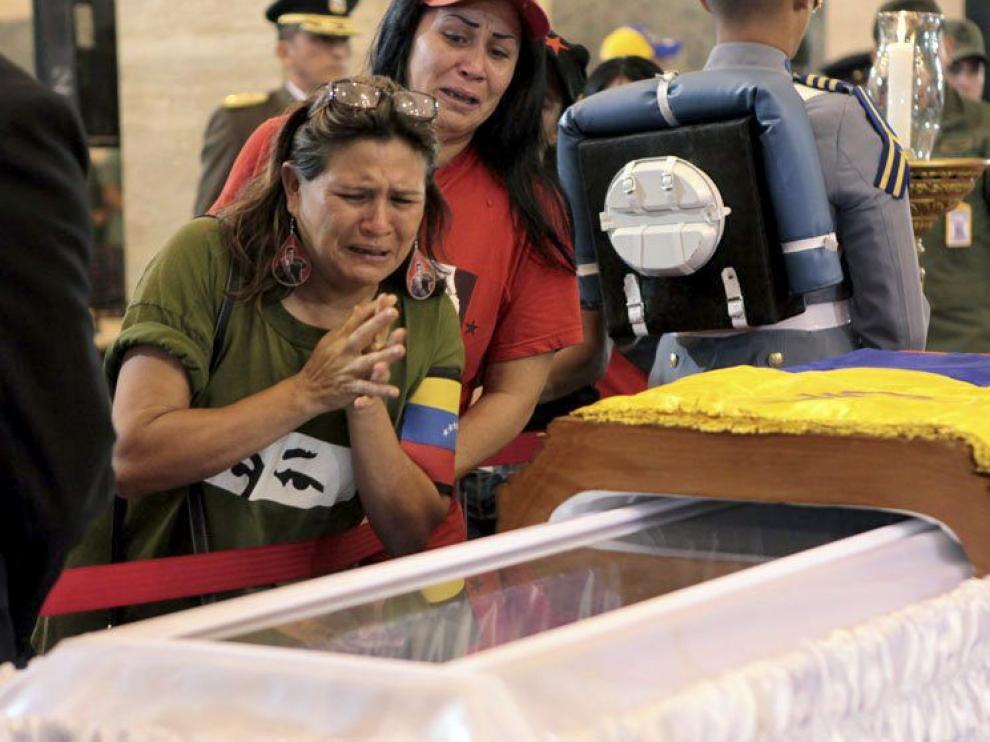 Miles de personas acompañaron el cortejo de Chávez