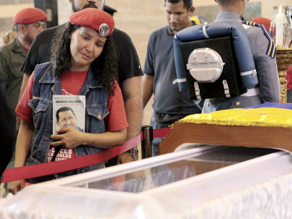 Miles de personas acompañan el cortejo de Chávez