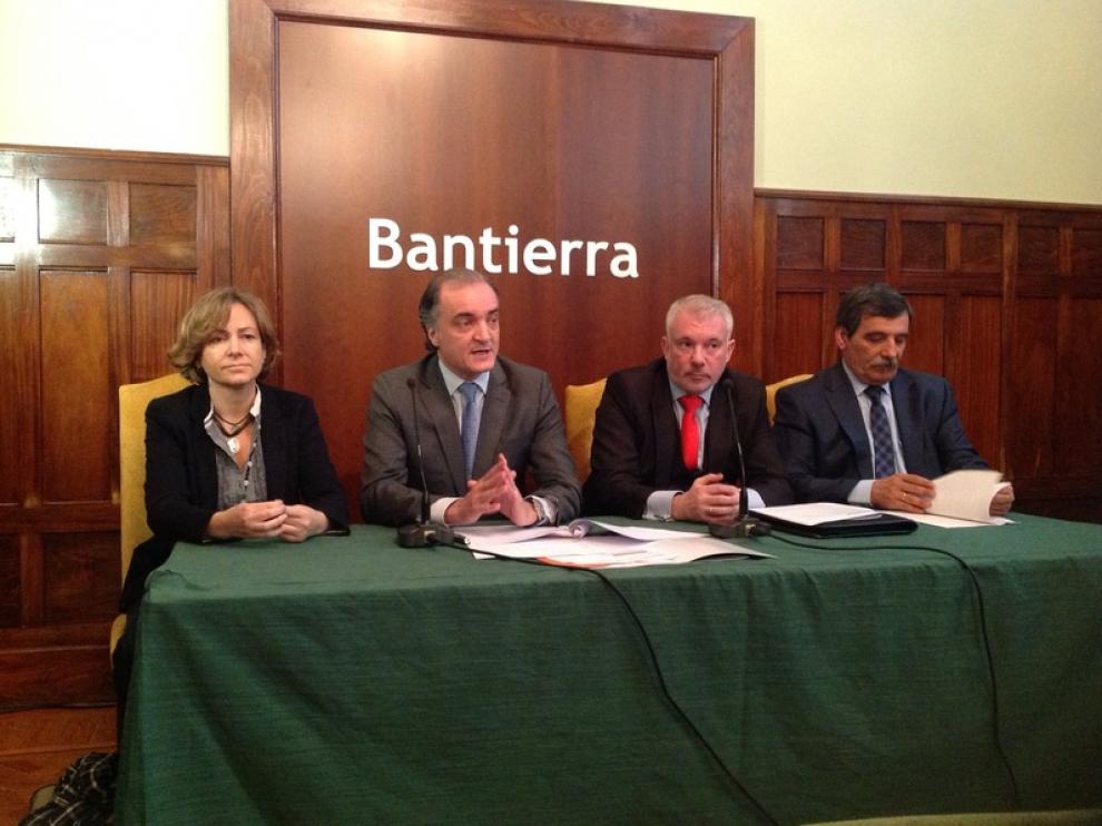 Nieves Añaños, de Estudio Versus, Javier Kühnel, de K., Ignacio Colmenarejo, de Adecco, y Jesús Ángel González Isla, de Bantierra