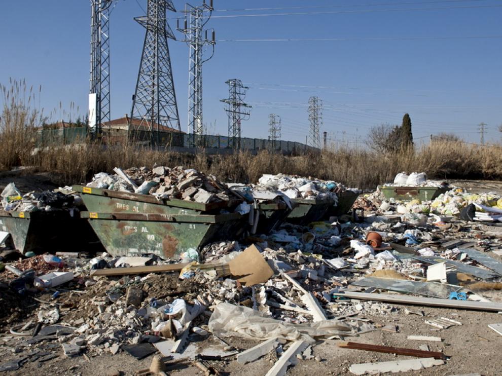 Una escombrera cerca de la rotonda de la MAZ, en Zaragoza