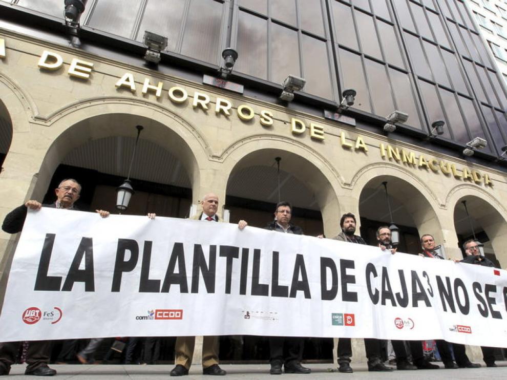 Los trabajadores de Caja3 protestan ante la sede de Caja Inmaculada
