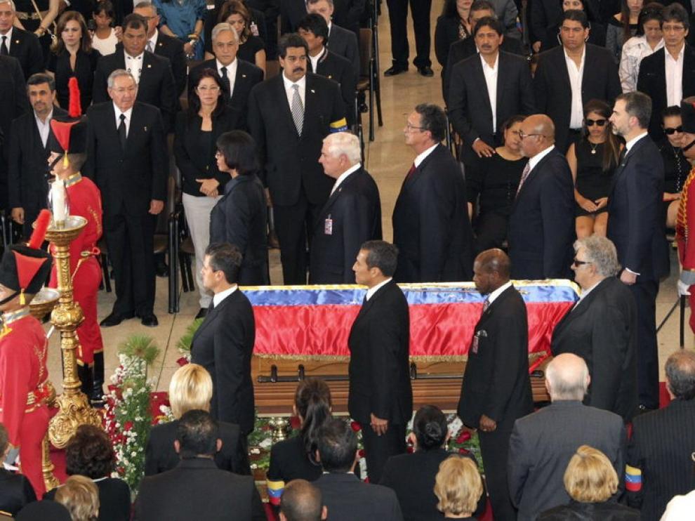 El Príncipe en la guardia de honor de Chavez