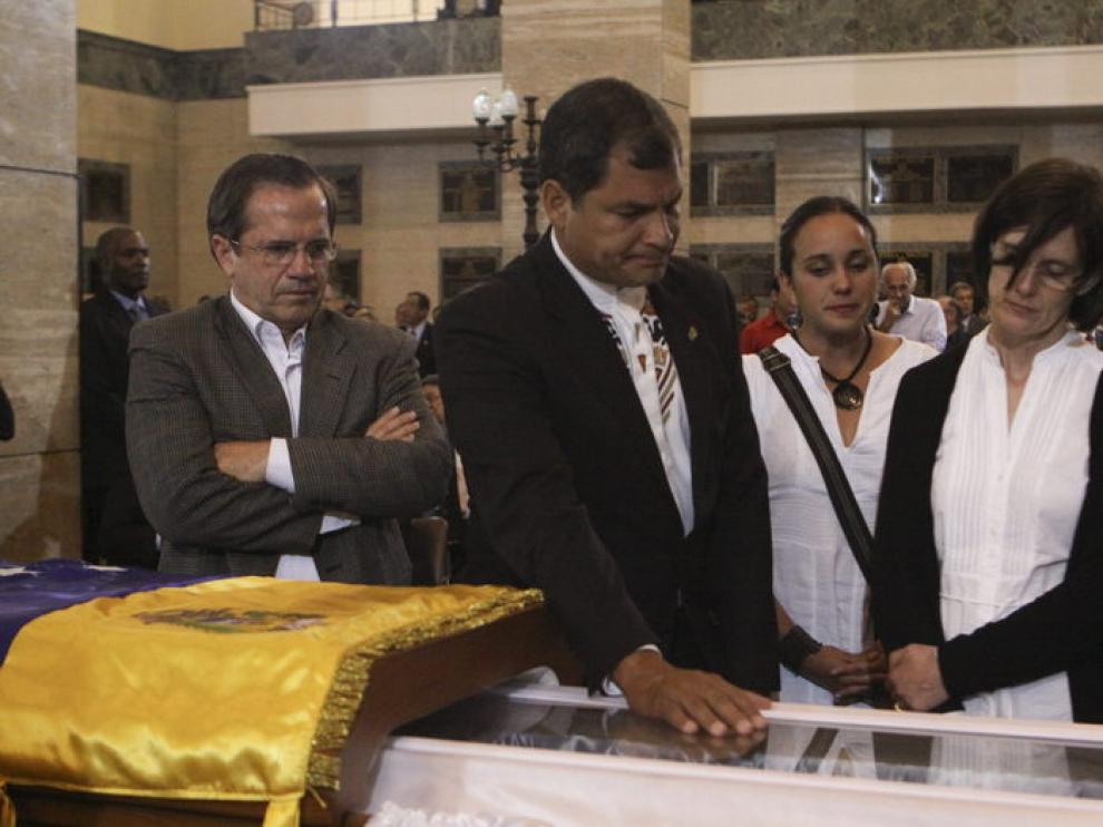 El presidente de Ecuador, Rafael Correa, da el último adiós a Hugo Chávez