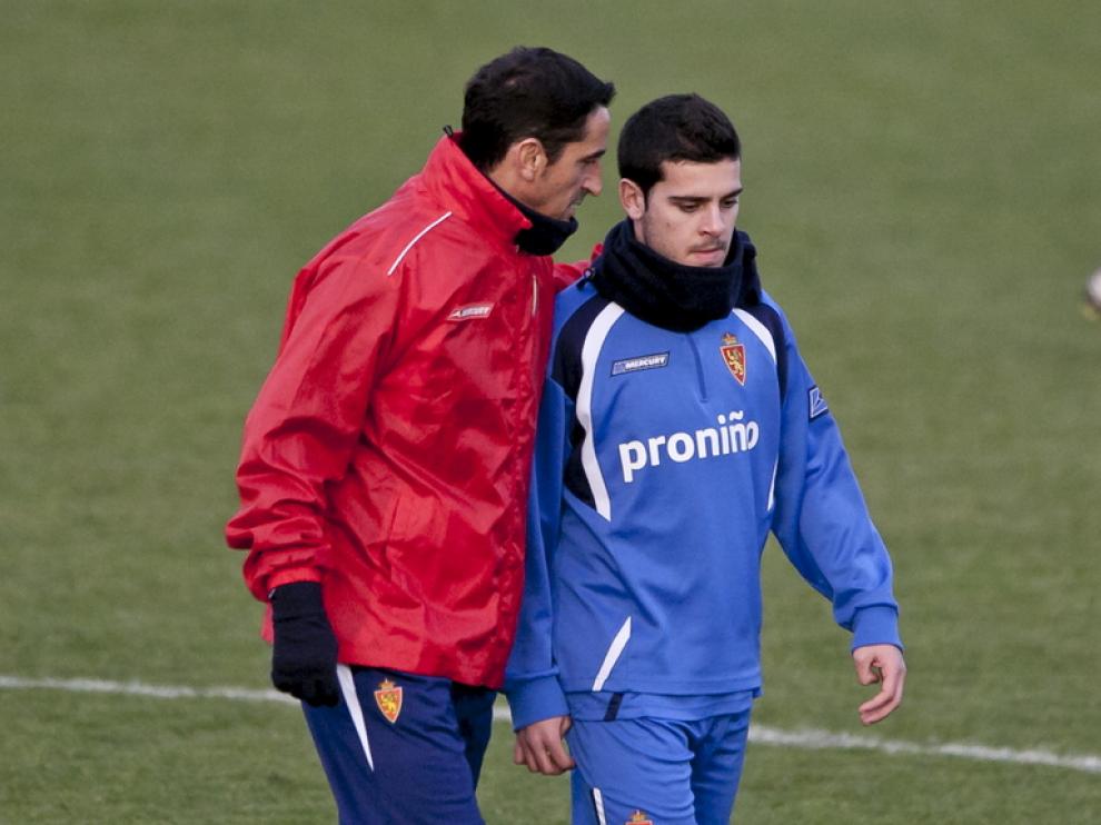 El jugador del Real Zaragoza Víctor Rodríguez, con Jiménez