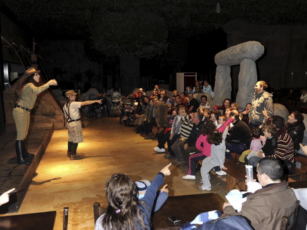 Asistentes a una de las actividades de Dinópolis.