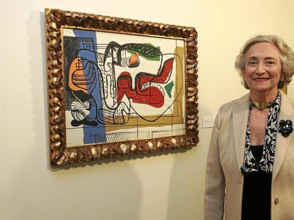 Pilar Citoler con una obra de su colección