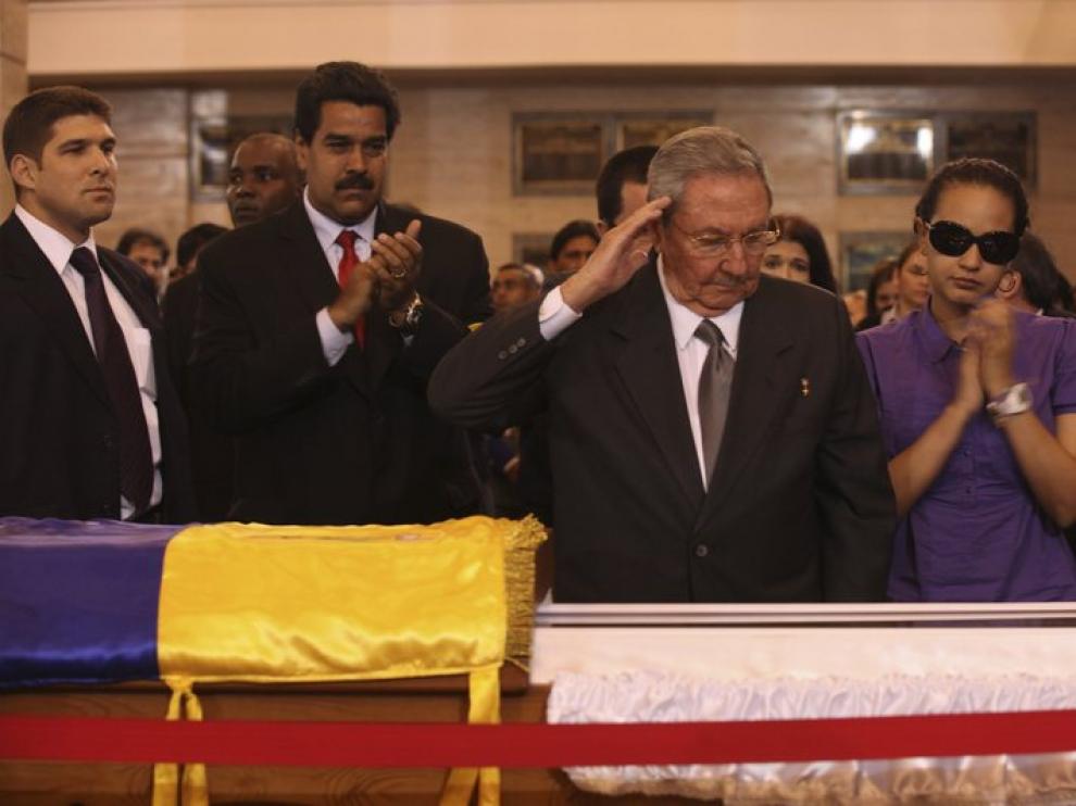 Raul Castro, en la capilla ardiente de Chávez