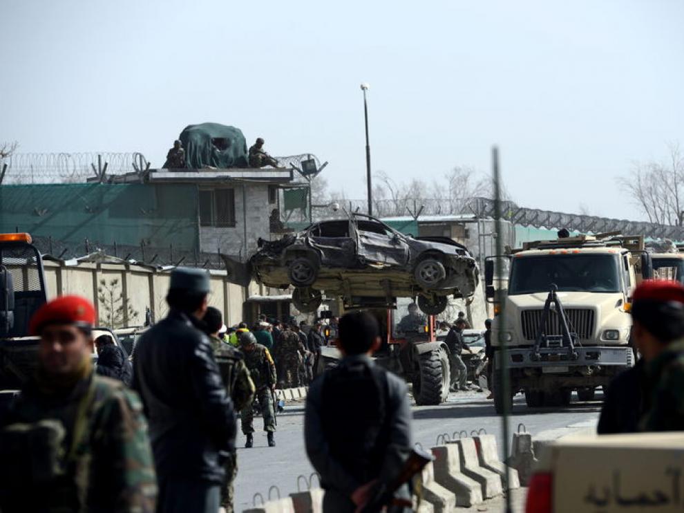 Tras el atentado en Kabul se han retirado algunos vehículos dañados