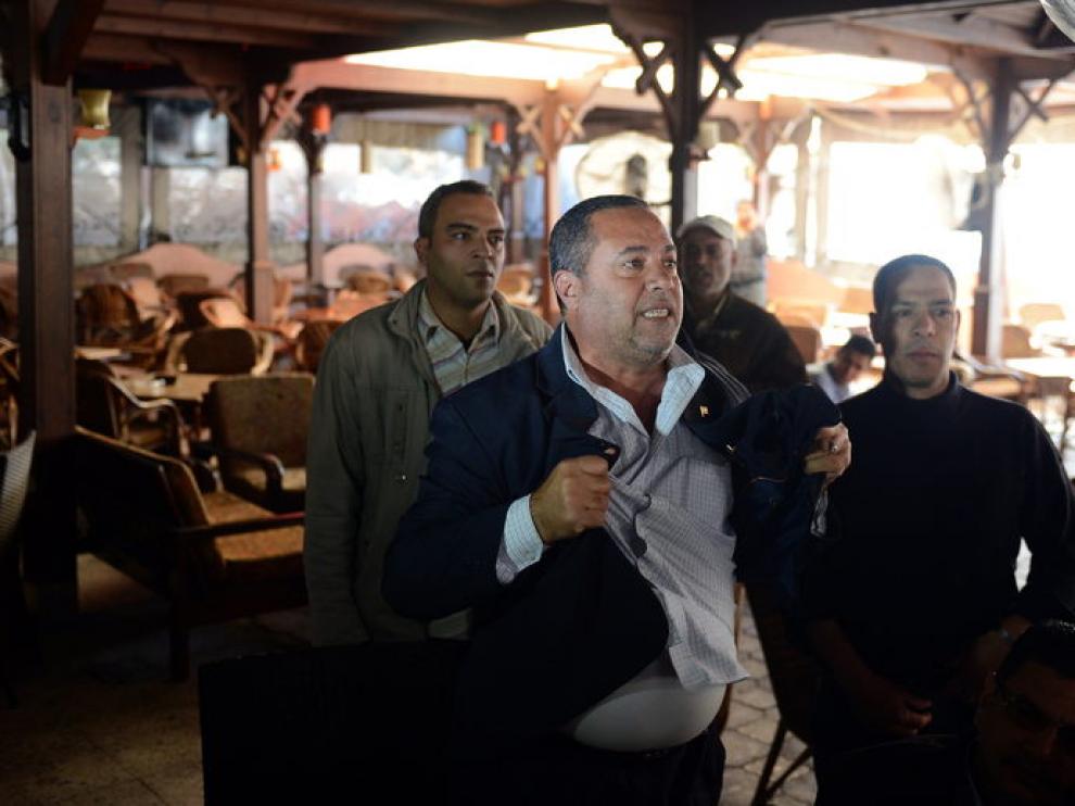 Un hombre reacciona tras conocer la nueva sentencia por la masacre de Port Said en Egipto