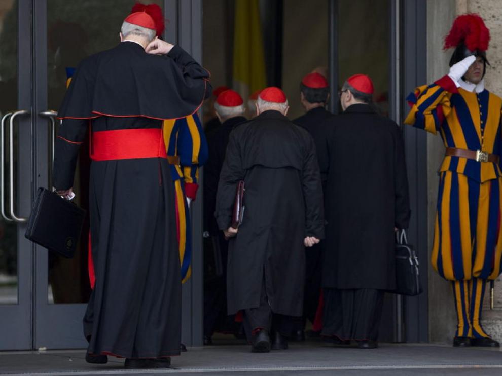 Algunos de los cardenales acuden a una reunión preparatoria del cónclave