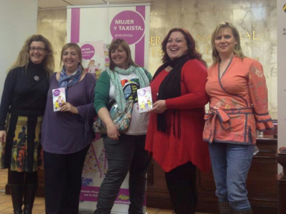 Mujeres taxistas, en la presentación de su libro en Fuentes de Ebro