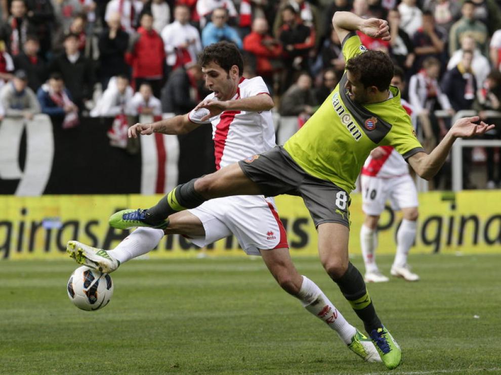 El centrocampista del Rayo, Trashorras (i) y el delantero del espanyol (d), Ricardo Stuani